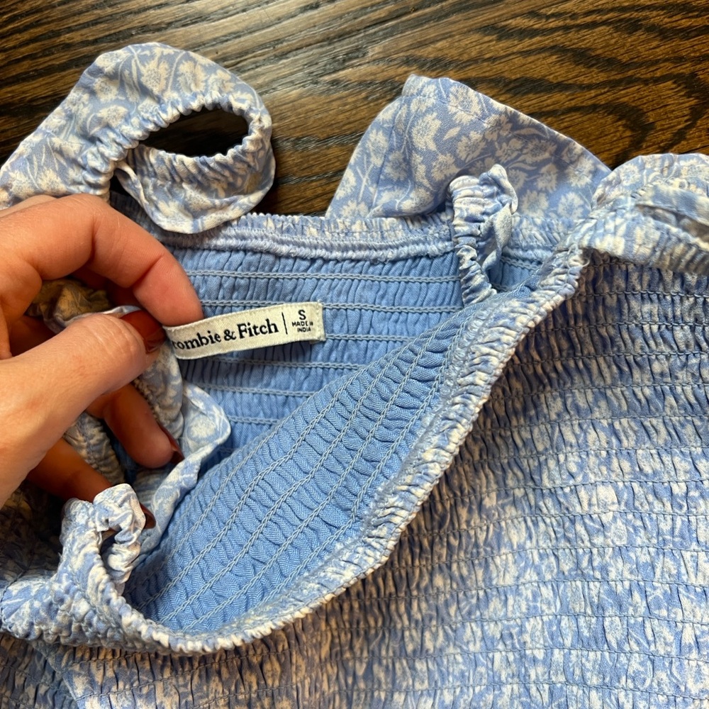 Abercrombie & Fitch Light Blue Smocked Top - Picture 3 of 3